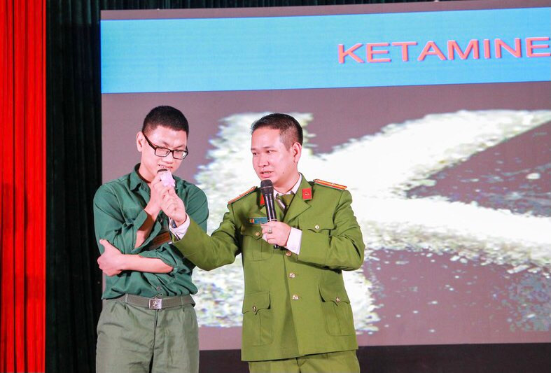 Em Lê Minh Thắng, sinh viên Khoa Quốc tế, ĐH Huế phân biệt một số chất ma túy tại chương trình.