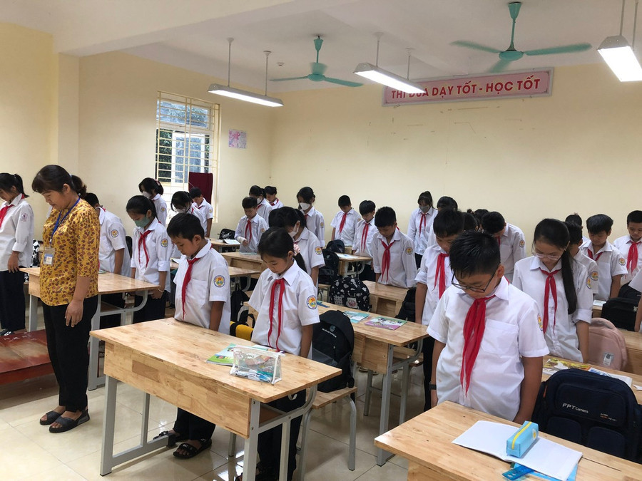 Phút mặc niệm tưởng nhớ các nạn nhân được cử hành ngay tại lớp học.