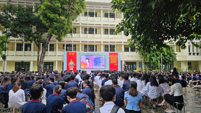 Tại lễ chào cờ đầu tuần, thầy trò Trường Tiểu học - THCS - THPT Khương Hạ cùng nhau tưởng niệm các nạn nhân của vụ cháy và tuyên truyền về cách ứng phó khi xảy ra cháy cho học sinh.