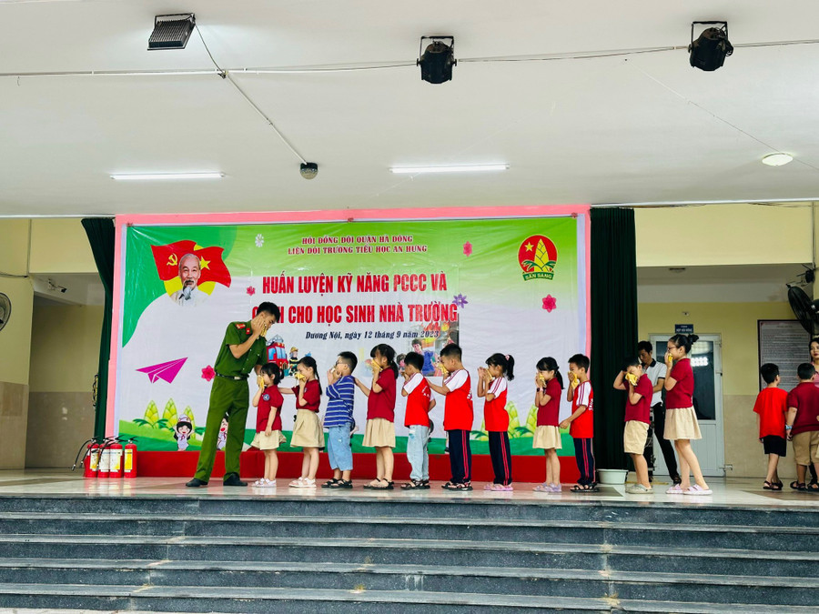 Trước đó, Trường Tiểu học An Hưng đã phối hợp cùng Công an quận Hà Đông tổ chức huấn luyện kỹ năng PCCC cho học sinh.