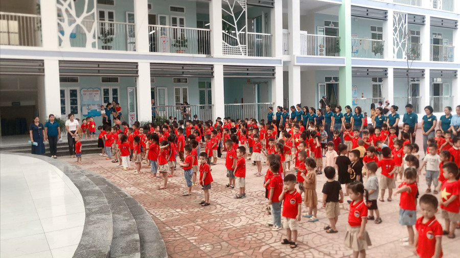 Tại Trường Mầm non Trung tâm nghiên cứu Bò và Đồng cỏ Ba Vì, lễ chào cờ đầu tuần cũng được tổ chức trang nghiêm với phần tưởng niệm các nạn nhân của vụ cháy.