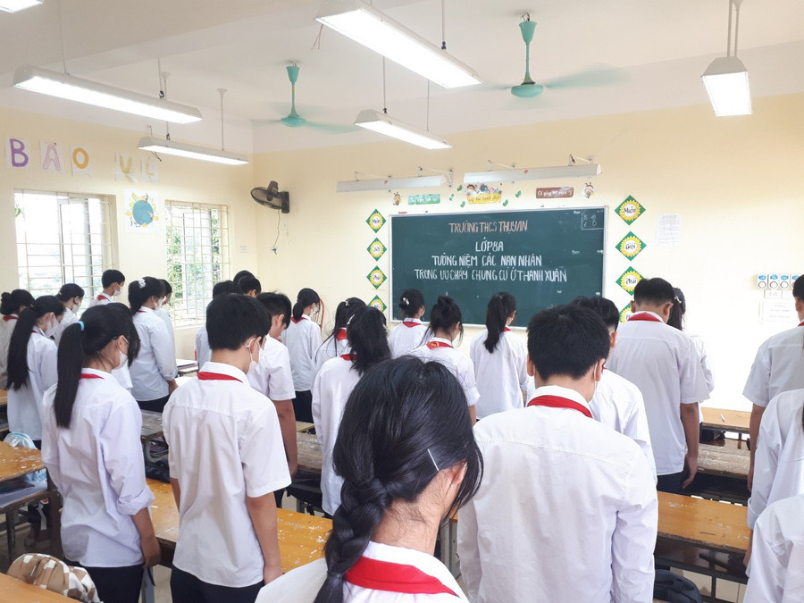 Tại Trường THCS Thụy An (huyện Ba Vì), dù không tổ chức chào cờ tập trung nhưng ở mỗi lớp, cô trò đều tổ chức mặc niệm các nạn nhân vụ cháy