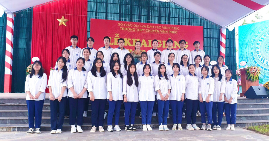 Học sinh lớp Chuyên Sử 12A8 K24 Trường THPT chuyên Vĩnh Phúc trong lễ khai giảng năm học 2022-2023. Học sinh lớp Chuyên Sử 12A8 K24 Trường THPT chuyên Vĩnh Phúc trong lễ khai giảng năm học 2022-2023.