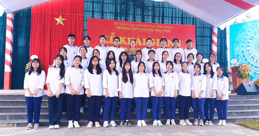 Học sinh lớp Chuyên Sử 12A8 K24 Trường THPT chuyên Vĩnh Phúc trong lễ khai giảng năm học 2022-2023.