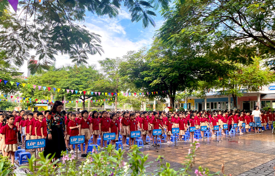 Tại Trường Tiểu học An Hưng (quận Hà Đông), cô trò cùng dành 1 phút mặc niệm các nạn nhân vụ cháy.