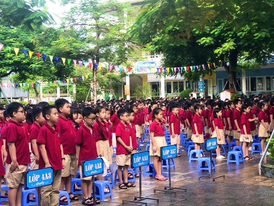 Các em học sinh cùng tưởng niệm những nạn nhân của vụ cháy.