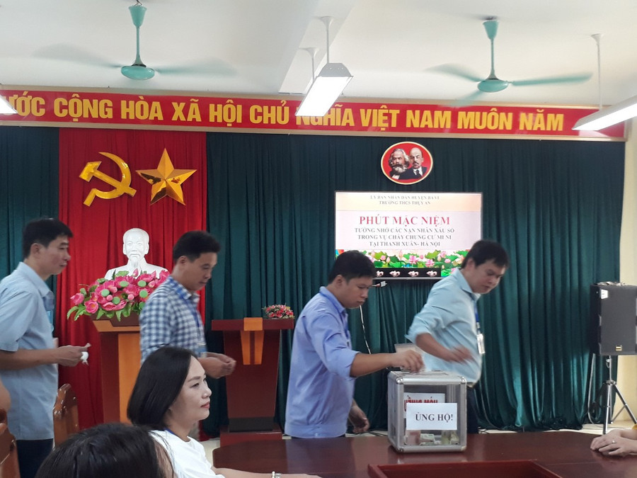 Tại phòng hội đồng sư phạm nhà trường, các thầy cô tổ chức tưởng niệm và lập hòm ủng hộ tới gia đình các nạn nhân.