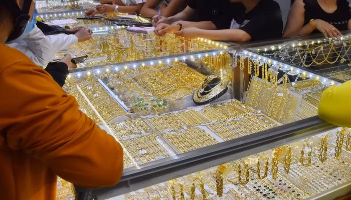 Giá vàng hôm nay 28/2 tăng giảm trái chiều, trượt mốc 79 triệu đồng/lượng