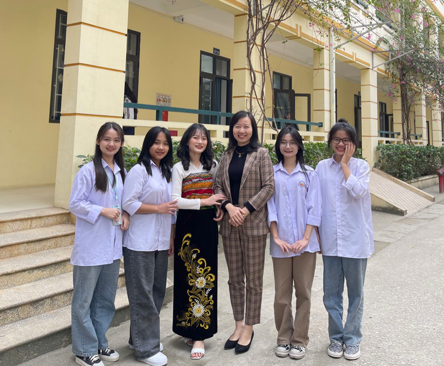 Cô Lê Thị Huế cùng học sinh thi đội tuyển cấp tỉnh môn Lịch sử, năm học 2022-2023. Cô Lê Thị Huế cùng học sinh thi đội tuyển cấp tỉnh môn Lịch sử, năm học 2022-2023.