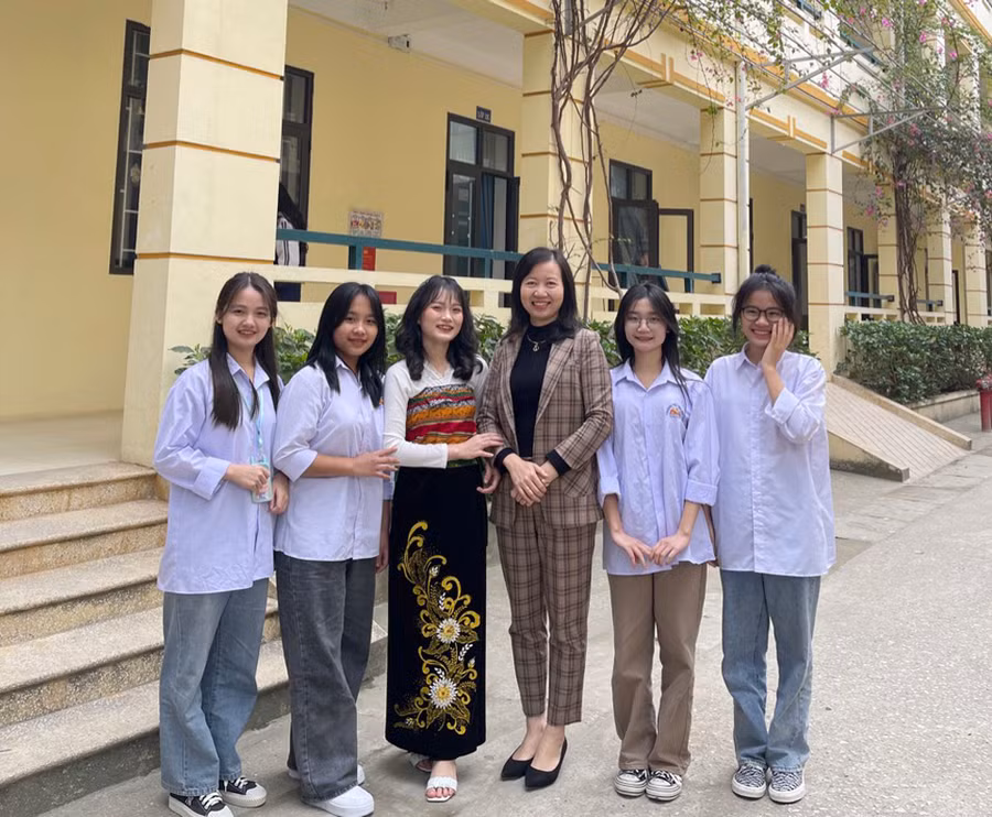 Cô Lê Thị Huế cùng học sinh thi đội tuyển cấp tỉnh môn Lịch sử, năm học 2022-2023.