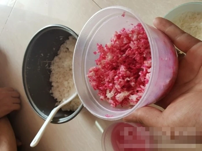 Người dân Sài Gòn hoang mang về loại gạo nấu để qua đêm chuyển màu đỏ như máu. Ảnh: Thiên Long.