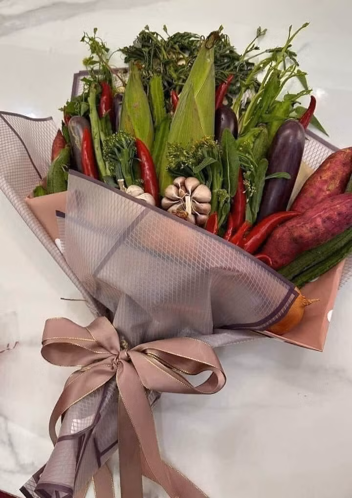 Món quà ngày 20/10 này có ý nghĩa: Em nấu ăn cho anh cả đời nhé! Không biết chị em nhận được nên vui hay buồn.