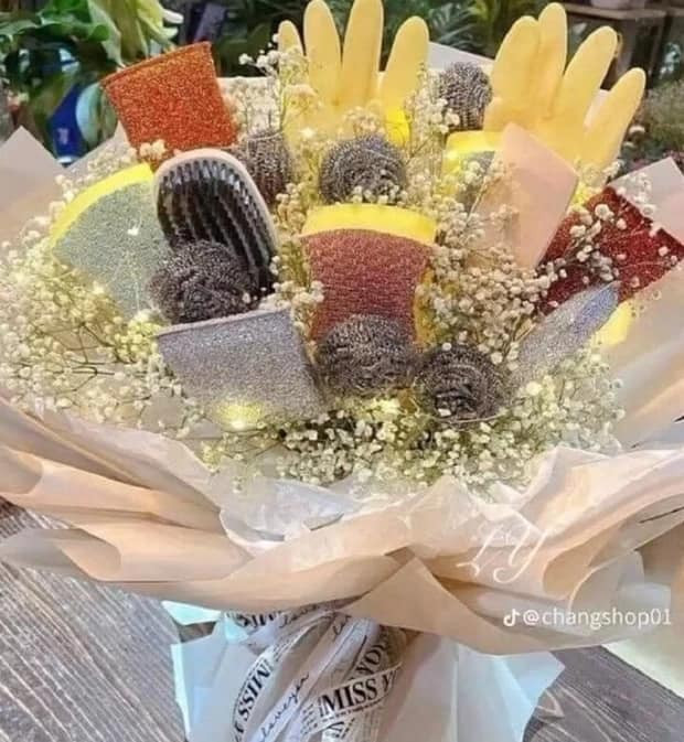 Nhìn bó hoa được làm từ găng tay cao su, miếng chùi nồi, cọ rửa bát... tặng vợ là biết ngay ông chồng cực kỳ chu đáo. Nhìn bó hoa được làm từ găng tay cao su, miếng chùi nồi, cọ rửa bát... tặng vợ là biết ngay ông chồng cực kỳ chu đáo.