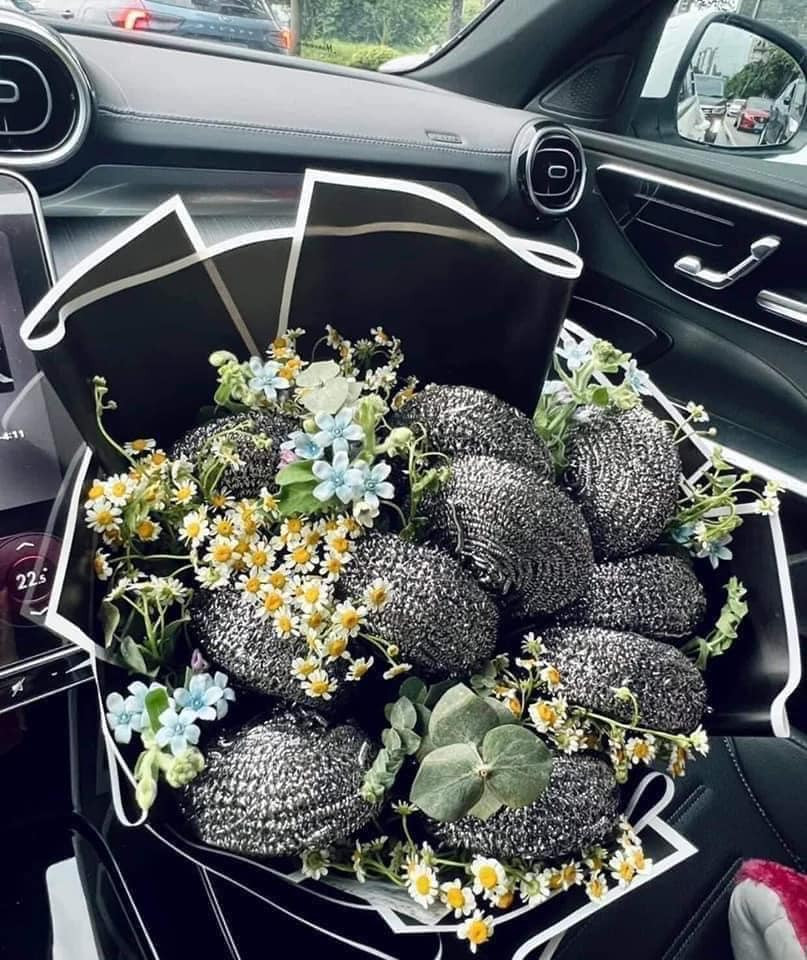 'Bó hoa' này khiến vợ bạn cười nghiêng ngả cả ngày. 'Bó hoa' này khiến vợ bạn cười nghiêng ngả cả ngày.