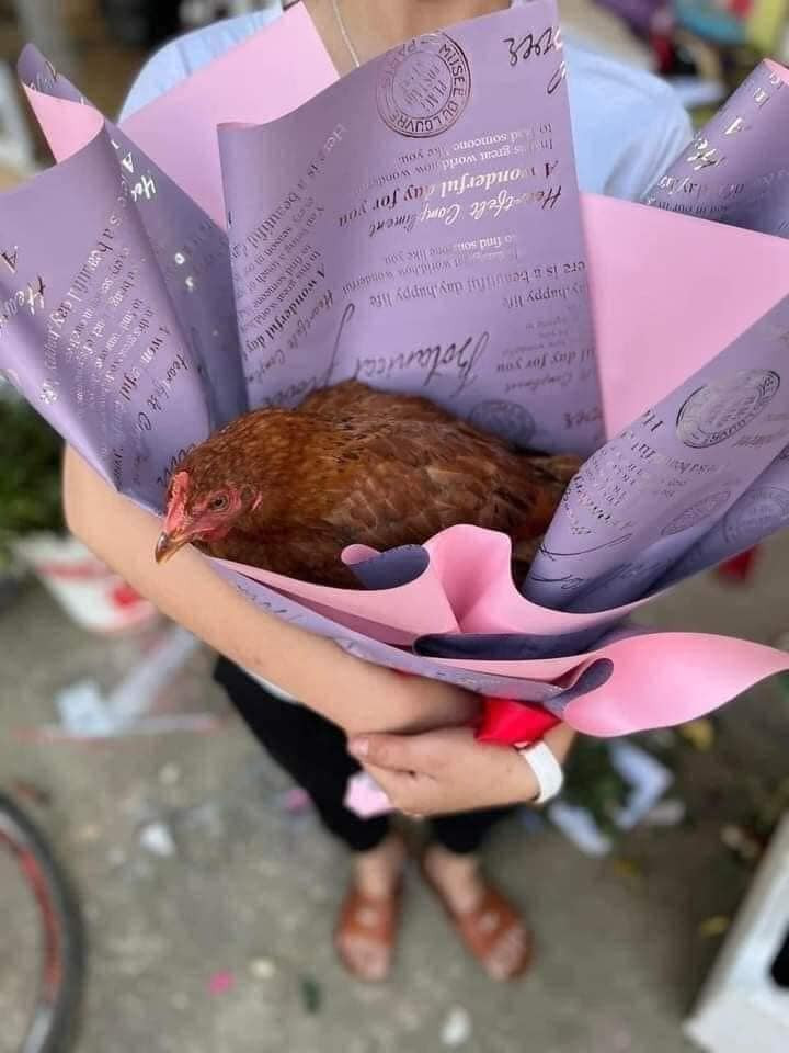 Bó hoa 20/10 này quá là thiết thực, không chỉ giúp vợ có ảnh đăng Facebook mà còn có thể biến thành các món ngon đãi cả nhà. Bó hoa 20/10 này quá là thiết thực, không chỉ giúp vợ có ảnh đăng Facebook mà còn có thể biến thành các món ngon đãi cả nhà.