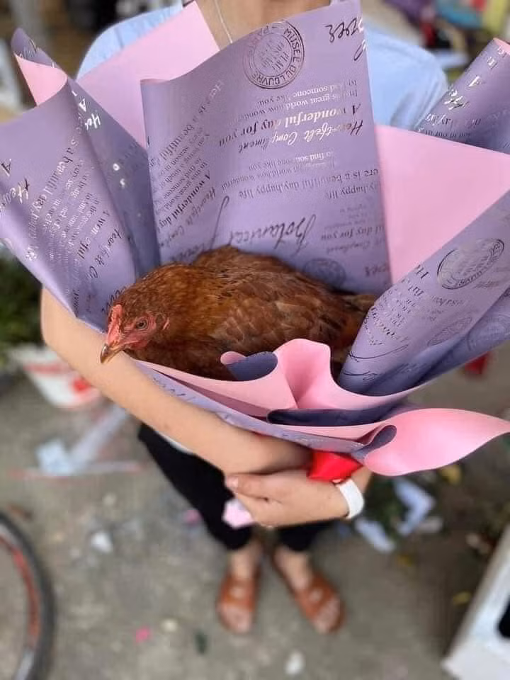 Bó hoa 20/10 này quá là thiết thực, không chỉ giúp vợ có ảnh đăng Facebook mà còn có thể biến thành các món ngon đãi cả nhà.