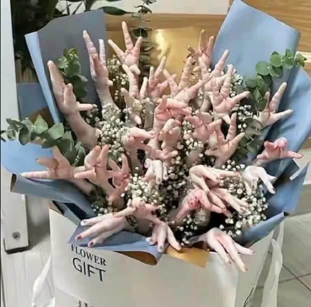 Bó hoa kỳ công dành cho bạn gái là tín đồ của món chân gà. Bó hoa kỳ công dành cho bạn gái là tín đồ của món chân gà.