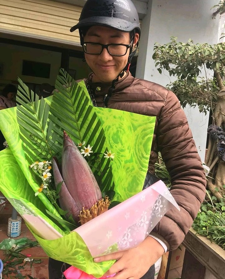 Bó hoa chuối "một công đôi việc". Bó hoa chuối "một công đôi việc".