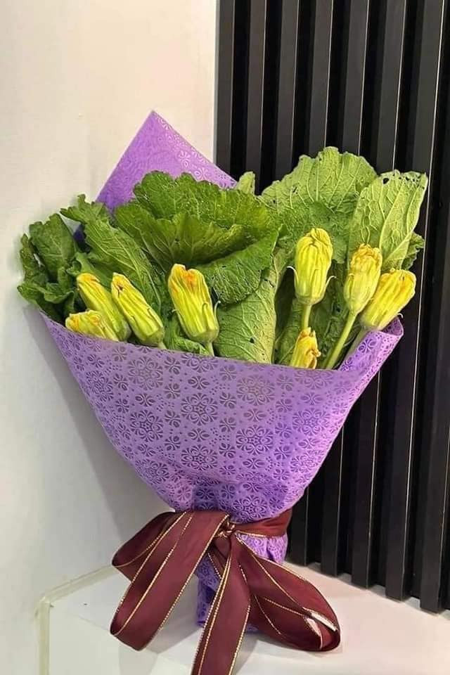 Những năm gần đây, thay vì tặng hoa tươi vào dịp lễ 20/10, các anh dần thay thế bằng các mặt hàng thiết thực hơn như bó hoa bí của anh chồng hài hước này. Những năm gần đây, thay vì tặng hoa tươi vào dịp lễ 20/10, các anh dần thay thế bằng các mặt hàng thiết thực hơn như bó hoa bí của anh chồng hài hước này.