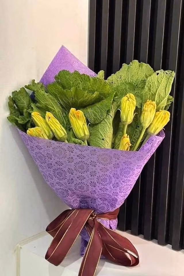 Những năm gần đây, thay vì tặng hoa tươi vào dịp lễ 20/10, các anh dần thay thế bằng các mặt hàng thiết thực hơn như bó hoa bí của anh chồng hài hước này.