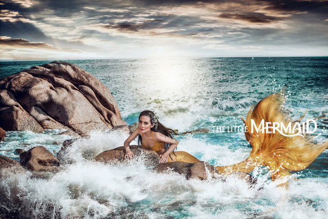 Sang Lê cũng có những bức hình solo xuất thần, hóa thân thành nàng tiên cá giữa biển trời quê hương.