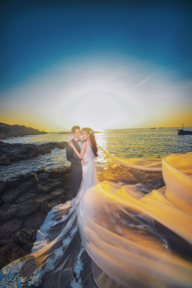 Chịu sự vất vả nhất chính là cô dâu, Sang Lê phải dậy từ 1-2h sáng trong 5 ngày liên tục để trang điểm, làm tóc và chụp, quay hình.