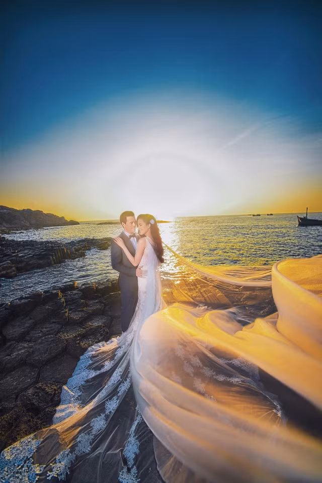 Chịu sự vất vả nhất chính là cô dâu, Sang Lê phải dậy từ 1-2h sáng trong 5 ngày liên tục để trang điểm, làm tóc và chụp, quay hình.