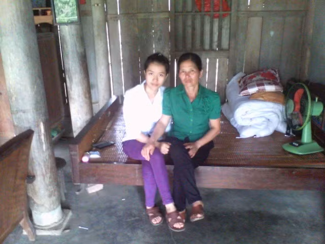 Thảo và mẹ trong căn nhà đơn sơ, thiếu thốn mọi thứ.