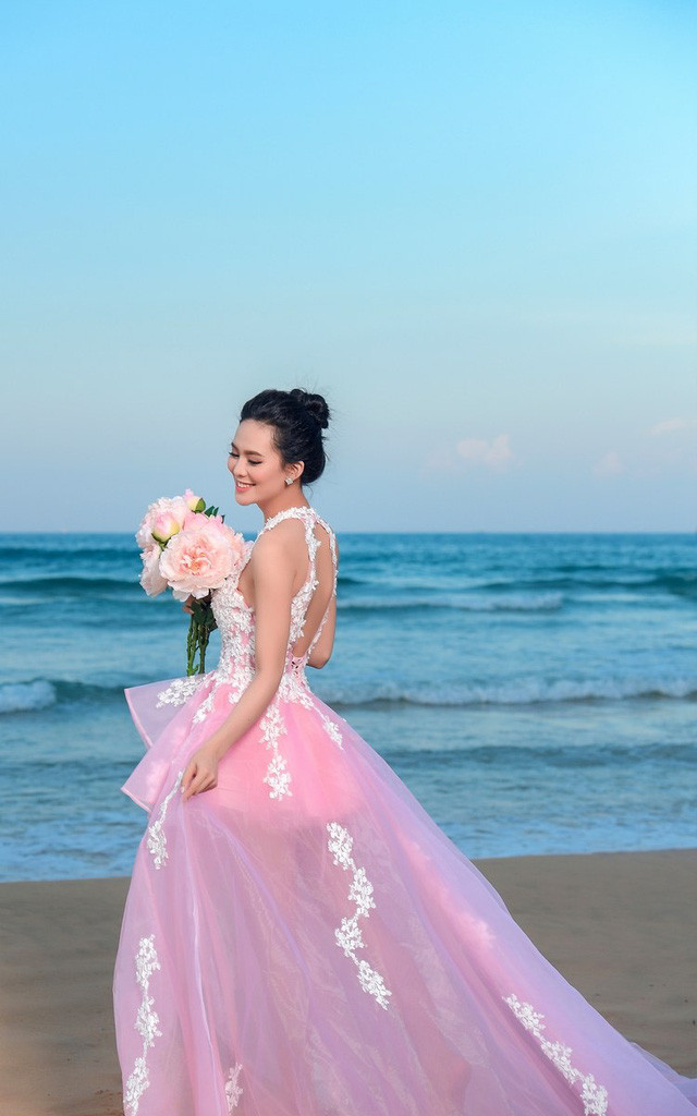 Người đẹp chia sẻ: “Anh Việt Anh luôn nhường nhịn tôi dù tôi sai hay đúng, điều đó khiến Sang Lê rất cảm động”. Với Sang Lê, ông xã đã vượt xa được những tiêu chuẩn mà cô đề ra để chọn làm chồng.