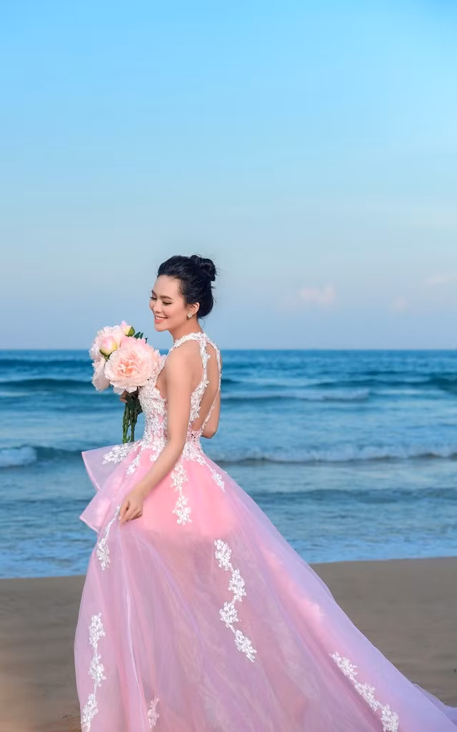 Người đẹp chia sẻ: “Anh Việt Anh luôn nhường nhịn tôi dù tôi sai hay đúng, điều đó khiến Sang Lê rất cảm động”. Với Sang Lê, ông xã đã vượt xa được những tiêu chuẩn mà cô đề ra để chọn làm chồng.