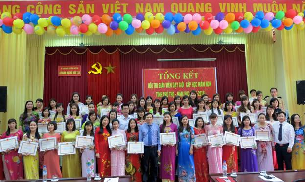 Lãnh đạo Sở GD&ĐT tỉnh Phú Thọ trao Giấy công nhận danh hiệu giáo viên dạy giỏi cấp học mầm non cho 51 giáo viên tham gia Hội thi. Lãnh đạo Sở GD&ĐT tỉnh Phú Thọ trao Giấy công nhận danh hiệu giáo viên dạy giỏi cấp học mầm non cho 51 giáo viên tham gia Hội thi.
