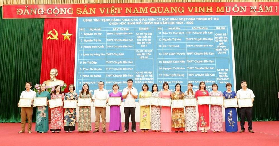 Tập thể, cá nhân được khen thưởng tại Hội nghị tổng kết năm học 2021 - 2022.