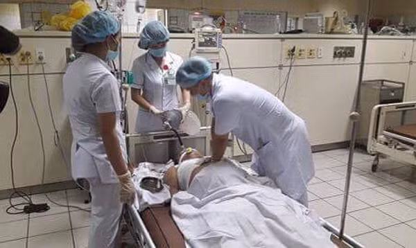 Các bác sĩ đang cấp cứu cho một bệnh nhân chạy thận sau sự cố sốc phản vệ