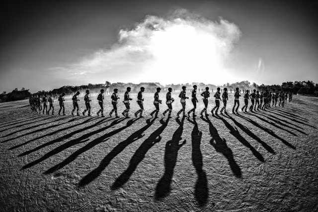 Lạ lùng bộ tộc thích nhảy trên cây và lặn dưới nước ảnh 7