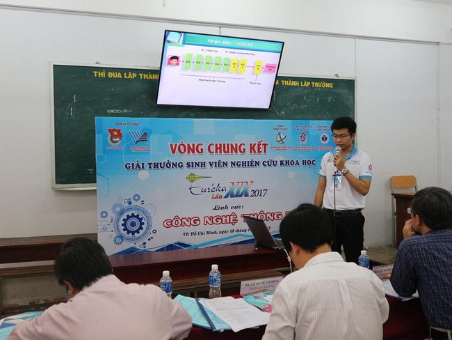 Sinh viên thuyết trình đề tài trước Hội đồng phản biện chuyên môn