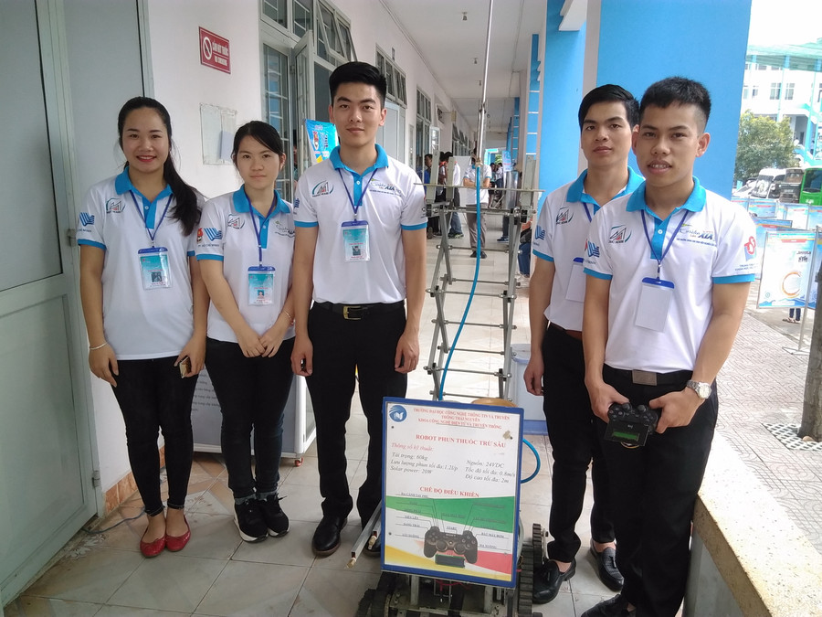 Các thành viên nhóm sinh viên, Trường ĐH Thái Nguyên với sản phẩm “Robot phun thuốc trừ sâu” đến dự thi tại vòng chung kết Euséka 2017.