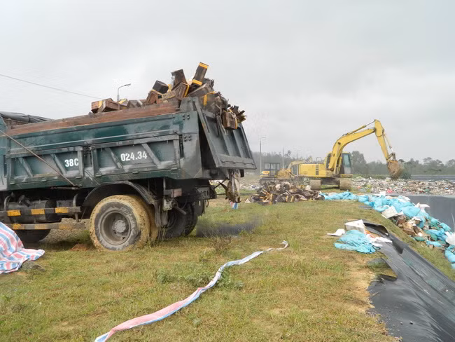 362 tấn sứa được tiêu hủy tại bãi rác Hồng Lộc, huyện Lộc Hà