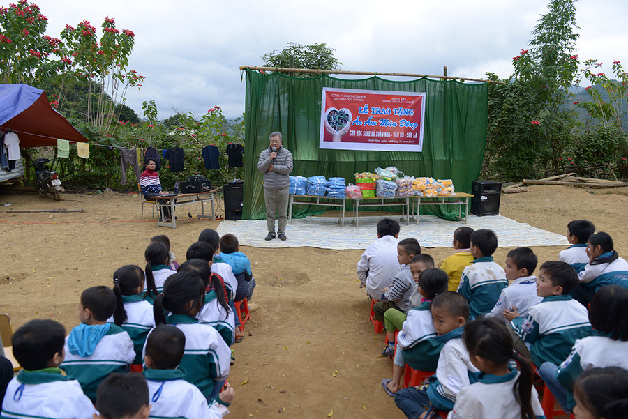 Ông Nguyễn Quốc Chính- Phó Tổng biên tập Báo GD&TĐ chia sẻ cùng thầy trò điểm trường Pù Lầu Ông Nguyễn Quốc Chính- Phó Tổng biên tập Báo GD&TĐ chia sẻ cùng thầy trò điểm trường Pù Lầu