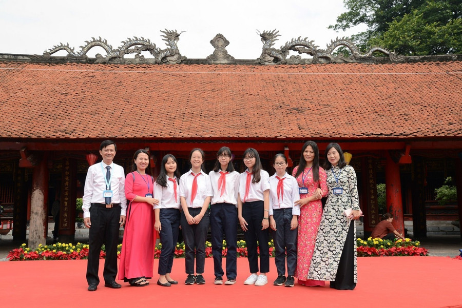 Cô Phạm Phương Chi (thứ 2 từ trái sang) cùng các thầy cô giáo và học sinh Trường THCS Cát Linh Cô Phạm Phương Chi (thứ 2 từ trái sang) cùng các thầy cô giáo và học sinh Trường THCS Cát Linh