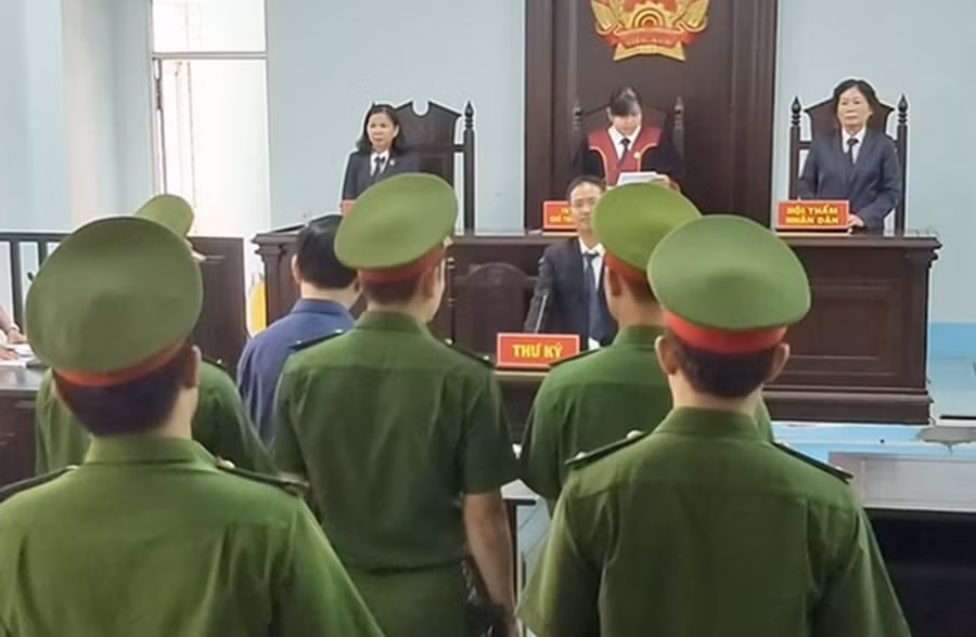 Hội đồng xét xử TAND quận 4 TPHCM đã tuyên án bị cáo Nguyễn Hữu Linh 18 tháng tù về tội dâm ô với người dưới 16 tuổi. Ảnh: AT