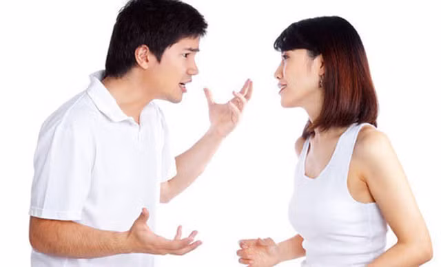 Đêm cuối trước khi ra tòa ly hôn, vợ trẻ ôm con dặn dò 1 câu khiến chồng trăng hoa đau đớn quỳ xuống xin tha thứ - Ảnh 2.