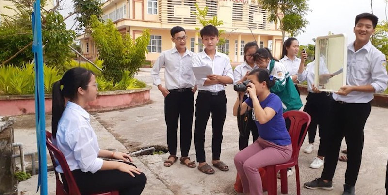 Người chụp có thể chỉnh dáng và biểu cảm sau khi nhìn qua gương.