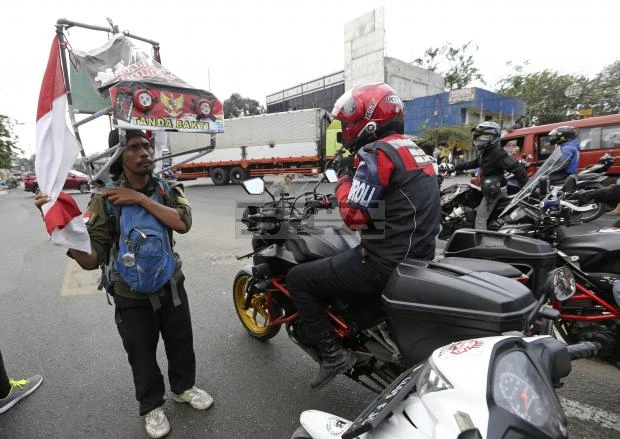 Ông Medi Bastoni đã đi bộ 700 km từ nhà của mình đến thủ đô Jakarta để phản đối nạn phá rừng. Ảnh: bta.bg.