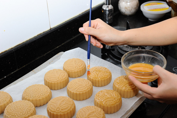 Cách làm bánh Trung thu bằng nồi cơm điện siêu ngon lại đơn giản ảnh 4 cach-lam-banh-trung-thu-bang-noi-com-dien-phunutoday-03