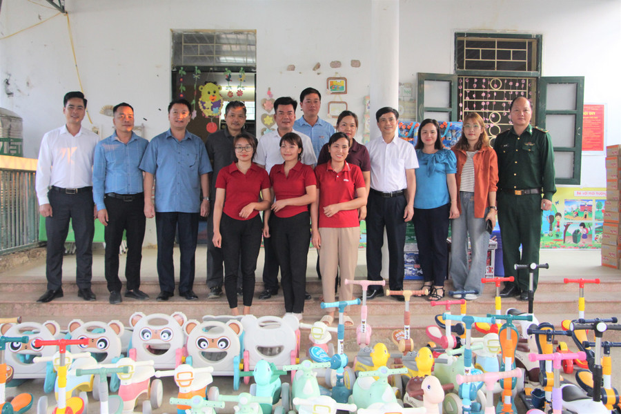 Trao quà tại điểm trường Pú Vang, Trường Mầm non số 2 Mường Mươn.