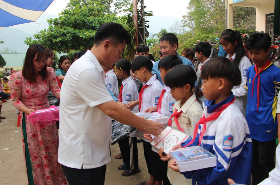 Ông Nguyễn Quang Hợp, Phó Chủ tịch UBND huyện Mường Chà trao học bổng và quà cho học sinh.