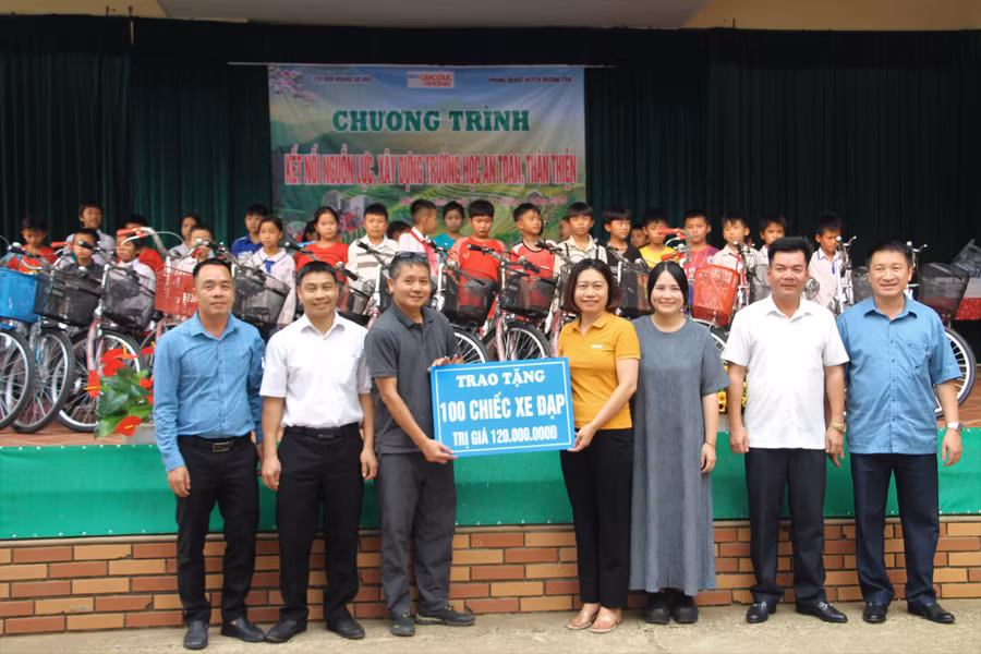 Trao 100 chiếc xe đạp cho học sinh tiểu học, THCS của xã Mường Mươn.