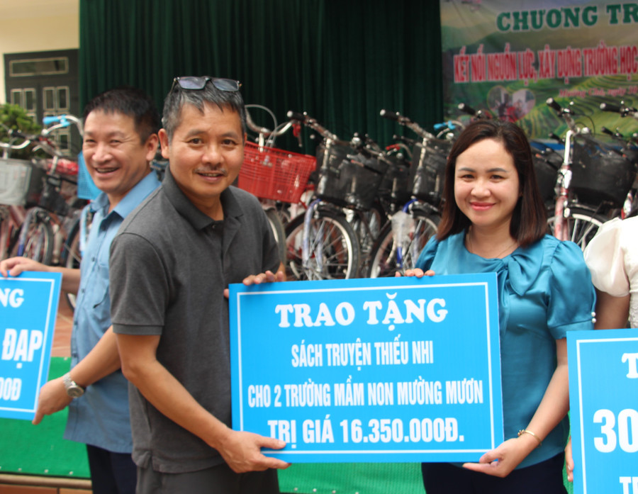 Trao tặng sách, truyện thiếu nhi cho 2 trường mầm non.