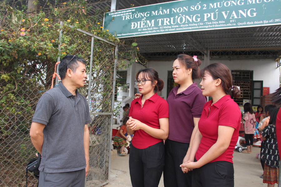 Nhà báo Nguyễn Đức Tuân tâm sự cùng các giáo viên của điểm trường Pú Vang.