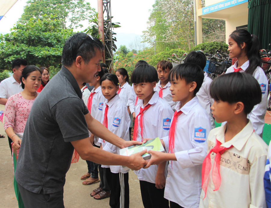 Các học sinh mồ côi có hoàn cảnh khó khăn của trường PTDTBT THCS Mường Mươn được trao tặng học bổng.